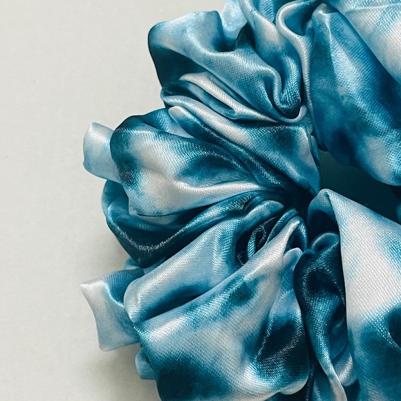 Satin scrunchie - Picture 3 of 3